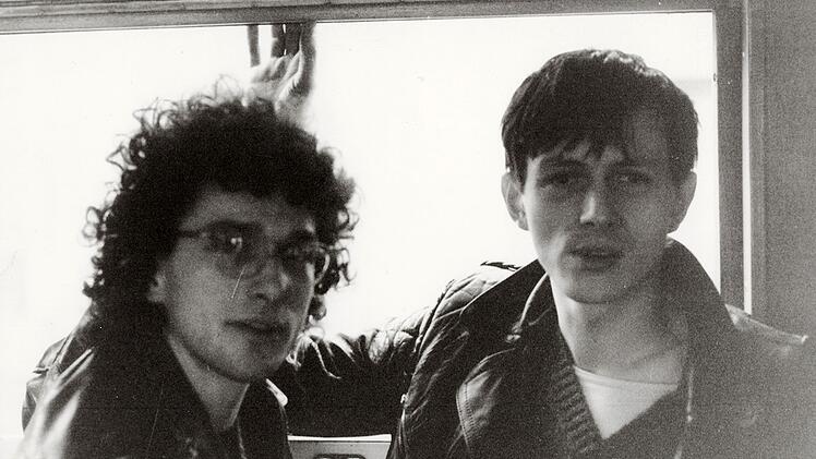 Eimn Blick zur&uuml;ck: Originalfoto des Schauspielers Dirk Nawrocki (links) und des B&uuml;hnenbildners und K&uuml;nstlers Heiko Zolchow kurz nach ihrer gemeinsamen Ausreise aus der DDR.