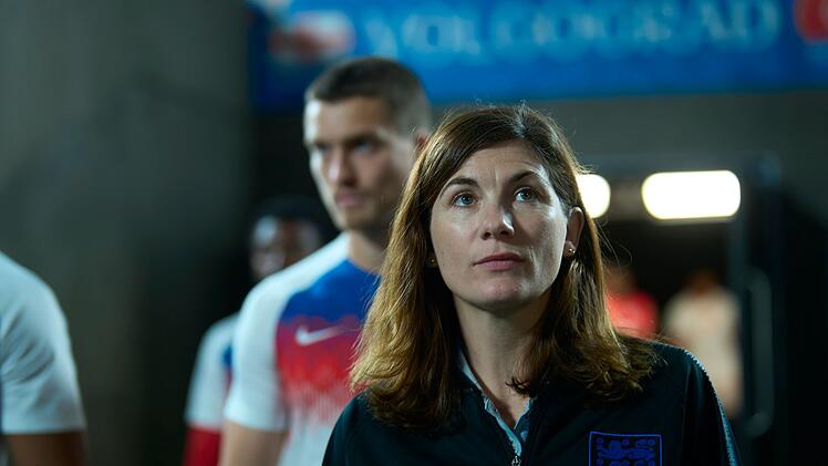 Die Psychologin Pippa Grange (Jodie Whittaker) unterst&uuml;tzt Trainer Gareth Southgate bei der Arbeit mit der englischen Nationalmannschaft. Ihr erstes Turnier: Die WM in Russland 2018.