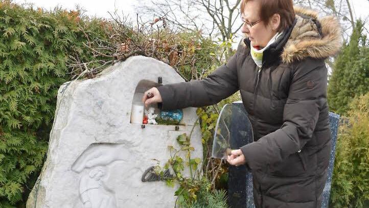Gabriela Pöll besucht das Grab ihrer Tochter Carolin, die mit sieben Jahren starb.  Fotos: Ronald Rinklef