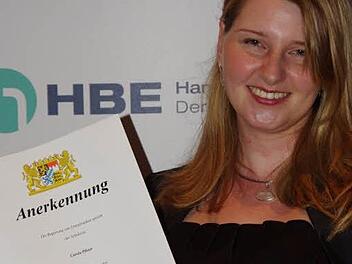 Carola Pfister mit ihrer Anerkennungs-Urkunde der Regierung von Unterfranken. Fotos: Klaus Werner