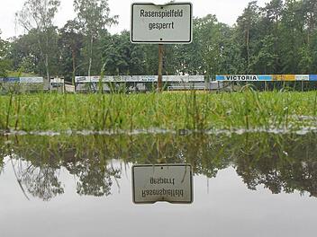 Es wird feuchter auf den fränkischen Fußballplätzen. Dennoch wollen die Kicker weitgehend versuchen, ihre Begegnungen am kommenden Wochenende über die Bühne zu bringen, denn so schlimm wie auf unserem Archivfoto aus dem Frühjahr ist die Lage beileibe noch nicht. Foto: Michael Gründel