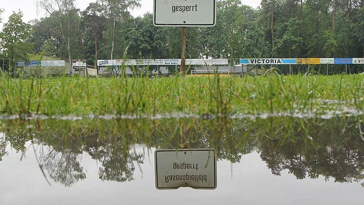 Es wird feuchter auf den fränkischen Fußballplätzen. Dennoch wollen die Kicker weitgehend versuchen, ihre Begegnungen am kommenden Wochenende über die Bühne zu bringen, denn so schlimm wie auf unserem Archivfoto aus dem Frühjahr ist die Lage beileibe noch nicht. Foto: Michael Gründel