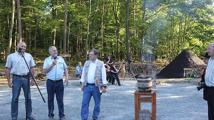Der Meiler im Hintergrund Foto: Veronika Schadeck