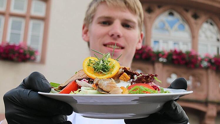 Marcus Beran mit geräucherten Forellenfilets auf Frisee-Salat, Limonendressing und Rohkost.