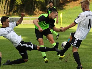 Gemeinsam blocken die Weingartser Andreas Liebel (l.) und Matthias Werner den Schussversuch von Elias Georgiadis (TSV Neunkirchen). Mit 4:0 behielt die DJK im Derby der Kreisliga 2 am Ende die Oberhand.  Foto: Uwe Kellner