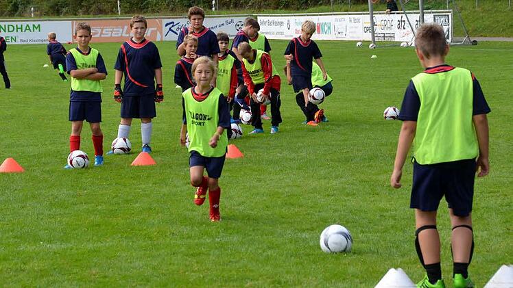 Fußball-Talentcamp in Hausen  Foto: Peter Rauch