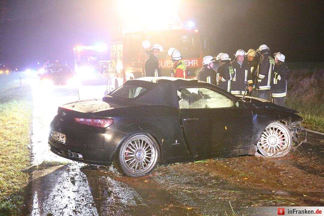 Alfa schleudert im Kreis Hof gegen Bäume