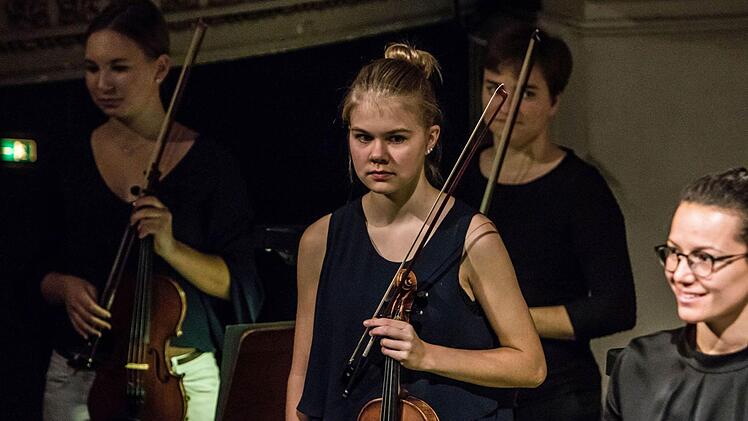 Junge Talente aus der Region und Profis des Philharmonischen Orchester musizierten zusammen beim "Concert for Kids" unter Leitung von Dominik Tremel im Landestheater Coburg. Foto: Jochen Berger