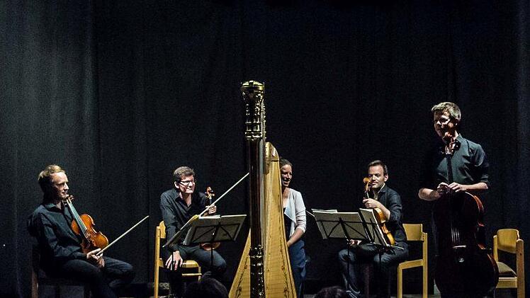 Das Philharmonische Quartett München, die Harfenistin Teresa Zimmermannund Egbert Tholl als Sprecher interpretierten "Die Maske des roten Todes" von Edgar Allen Poe in der Vertonung von André Caplet.Foto: Jochen Berger