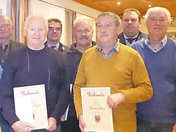 Mitglieder der FFW Weilersbach wurde bei der Jahreshauptversammlung für langjährige Mitgliedschaft ausgezeichnet. Foto: Heidi Amon