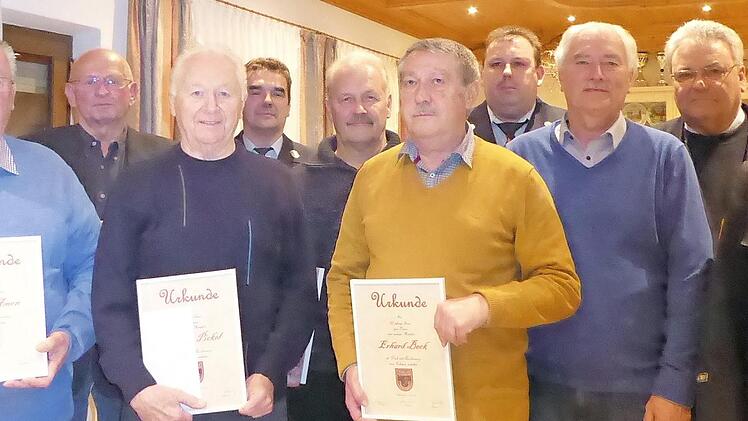 Mitglieder der FFW Weilersbach wurde bei der Jahreshauptversammlung für langjährige Mitgliedschaft ausgezeichnet. Foto: Heidi Amon