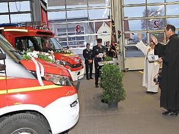 Die beiden Geistlichen Klaus Weigand und Michael Krug segnen die Fahrzeuge der Feuerwehr Hausen.  Foto: Mathias Erlwein