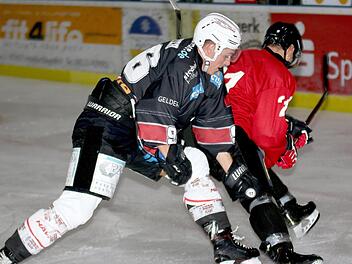 An einem von nur drei Haßfurter Treffern war Michael Breyer (vorne) bei der heftigen 3:10-Klatsche der "Hawks" beim ESV Buchloe beteiligt. Für den 23-Jährigen war bei der höchsten Auswärtsniederlage seit langer Zeit "einfach der Wurm drin". Foto: Ralf Naumann