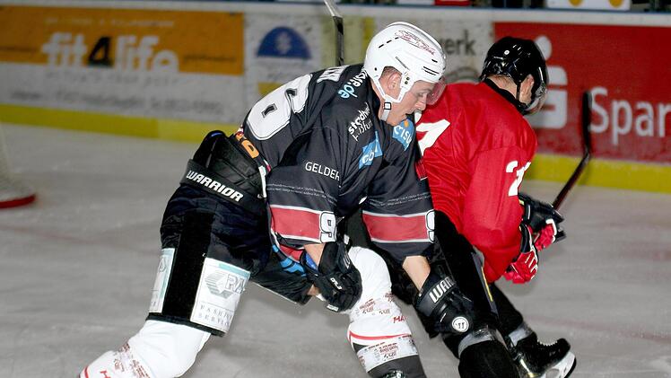 An einem von nur drei Haßfurter Treffern war Michael Breyer (vorne) bei der heftigen 3:10-Klatsche der "Hawks" beim ESV Buchloe beteiligt. Für den 23-Jährigen war bei der höchsten Auswärtsniederlage seit langer Zeit "einfach der Wurm drin". Foto: Ralf Naumann