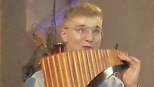Maik Förner spielt auf seiner Panflöte.