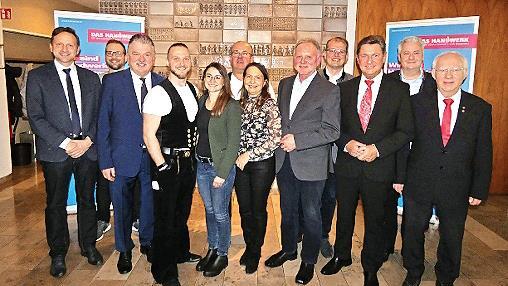 G&uuml;nther Stenglein freute sich &uuml;ber viele Gratulanten (von links): B&uuml;rgermeister Robert Bosch, Sohn Thomas, Landrat Klaus Peter S&ouml;llner, Sohn Andreas mit Freundin Monja, stv. Innungsobermeister Wilhelm Lauterbach, Ehefrau Birgit, G&uuml;nther Stenglein,...