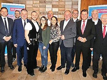 Günther Stenglein freute sich über viele Gratulanten (von links): Bürgermeister Robert Bosch, Sohn Thomas, Landrat Klaus Peter Söllner, Sohn Andreas mit Freundin Monja, stv. Innungsobermeister Wilhelm Lauterbach, Ehefrau Birgit, Günther Stenglein,...