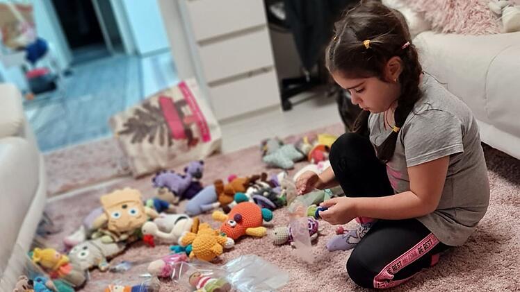 W&uuml;rzburg: Am Todestag ihres Sohnes - Mutter verschenkt Kuscheltiere an Kinder seiner Schule