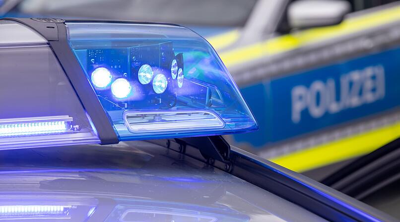 Betrunkene (52) pinkelt in Zelle - zuvor griff sie Polizisten an