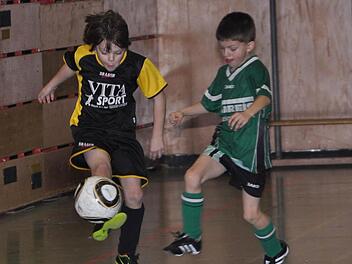 Bereits in der Vorrunde standen sich der TSV Küps (schwarz-gelbe Trikots) und der SV Wolfers-/Neuengrün (1:0) gegenüber. In der Endrunde treffen beide Teams erneut aufeinander. Foto: Herbert Kalb