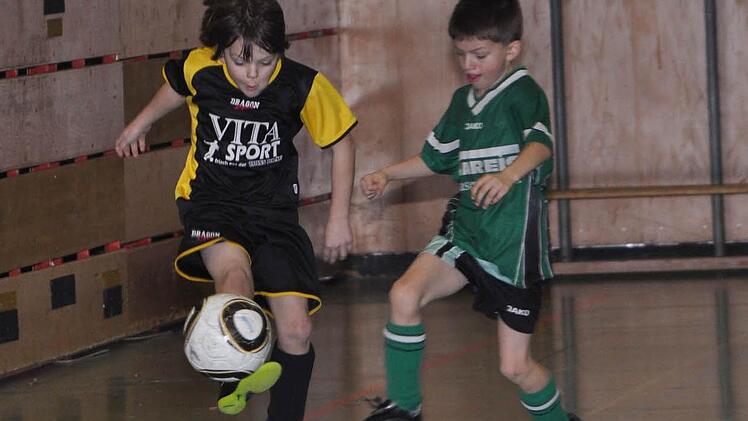 Bereits in der Vorrunde standen sich der TSV Küps (schwarz-gelbe Trikots) und der SV Wolfers-/Neuengrün (1:0) gegenüber. In der Endrunde treffen beide Teams erneut aufeinander. Foto: Herbert Kalb
