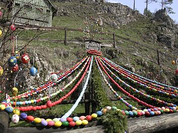 Die Quelle der Trubach am Ortseingang wird alljährlich sehr aufwändig geschmückt.