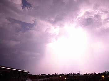 Am Samstag kann es wieder zu heftigen Gewittern kommen. Foto: Patrick Seeger, dpa