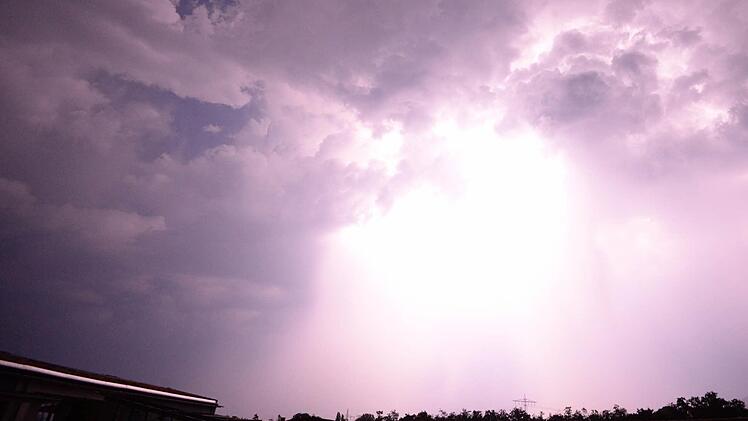 Am Samstag kann es wieder zu heftigen Gewittern kommen. Foto: Patrick Seeger, dpa
