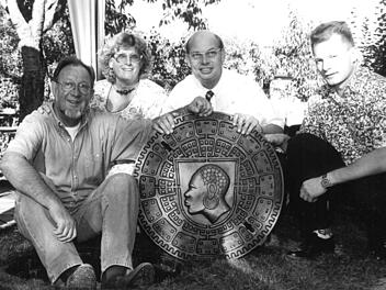 1997 bekam Peter Reingruber (links) einen Kanaldeckel als den "etwas anderen Orden" verliehen - in Anspielung an sein berühmtes Zitat zur Kommunalpolitik. Mit im Bild seine Frau Helga, Hans-Heinrich Ulmann (damals CSU, später CSB) und Frank Völker (CSU).CT-Archiv
