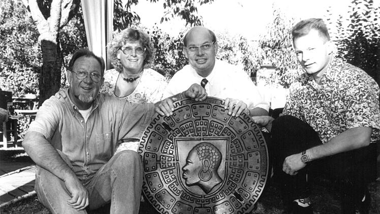 1997 bekam Peter Reingruber (links) einen Kanaldeckel als den "etwas anderen Orden" verliehen - in Anspielung an sein berühmtes Zitat zur Kommunalpolitik. Mit im Bild seine Frau Helga, Hans-Heinrich Ulmann (damals CSU, später CSB) und Frank Völker (CSU).CT-Archiv