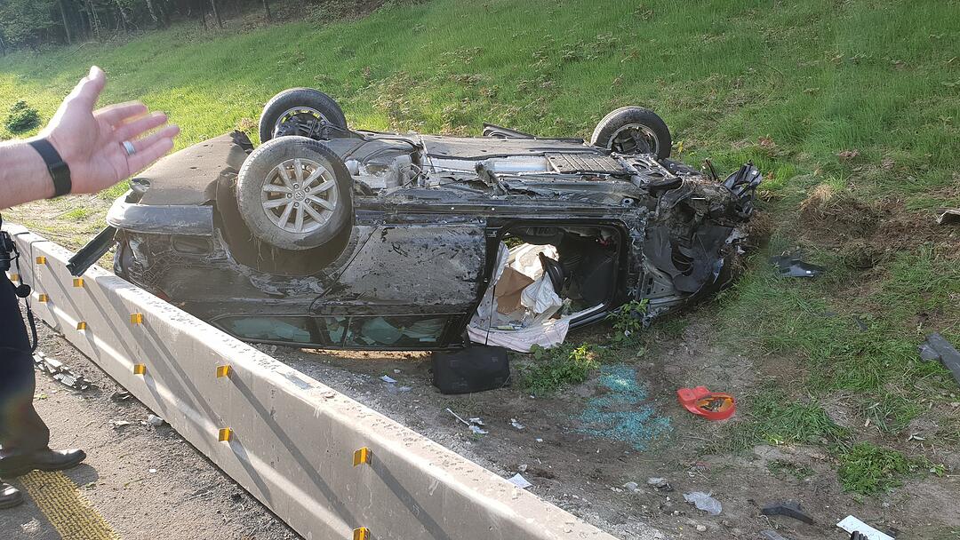Auto überschlägt sich im Baustellenbereich auf der A6 im Kreis Roth