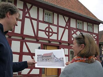 Jetzt haben sie gut lachen: Florian Kirfel, Christine Bardin und Martin Finzel (von links) haben viel Herzblut ins Haus    "Markt 33" in Ummerstadt gesteckt.  Das Gebäude wird künftig eine zentrale Rolle für die Initiative Rodachtal spielen.Berthold Köhler