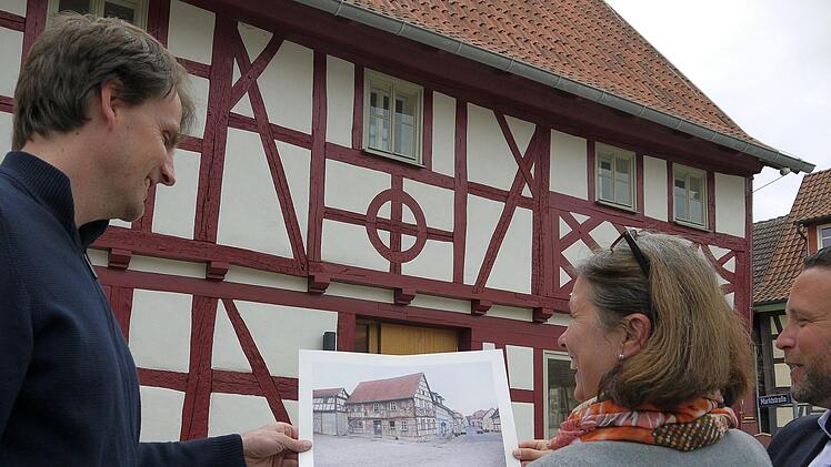 Jetzt haben sie gut lachen: Florian Kirfel, Christine Bardin und Martin Finzel (von links) haben viel Herzblut ins Haus    "Markt 33" in Ummerstadt gesteckt.  Das Gebäude wird künftig eine zentrale Rolle für die Initiative Rodachtal spielen.Berthold Köhler