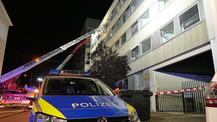 Nächtlicher Feuerwehreinsatz in Nürnberg: In einem Bürogebäude in der Praterstraße war in der Nacht auf Dienstag ein Brand ausgebrochen. Foto: NEWS5 / Oßwald