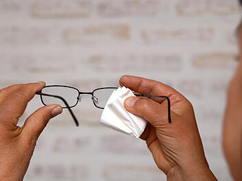 Brille, Brille putzen, beschlagene Brillengläser