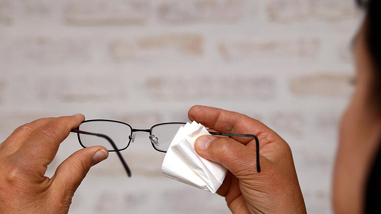 Brille, Brille putzen, beschlagene Brillengläser