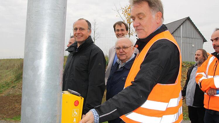 Hartmut Pianski testet die neue Ampelschaltung. Foto: Ralf Ruppert. Foto: Ralf Ruppert