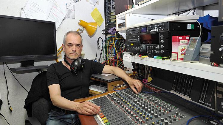 Thomas Straus an den Reglern des Tontechnikers.Foto: Andrea Kremper