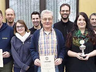 Die drei besten Mannschaften beim Jedermannschießen in Stockheim mit dem Förderverein Bergbaugeschichte, Feuerwehr und Team "Alte Zeche". Links Vorsitzender Frank Oberkofler, Schützenmeister Michel Dyckerhoff (6. v. l.) sowie Zweiter Vorsitzender Andreas Kohles (rechts). Mit im Bild der beste Einzelschütze, Bürgermeister Rainer Detsch (2. v. r.). Fotos: Gerd Fleischmann