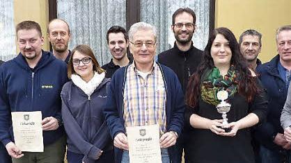 Die drei besten Mannschaften beim Jedermannschießen in Stockheim mit dem Förderverein Bergbaugeschichte, Feuerwehr und Team "Alte Zeche". Links Vorsitzender Frank Oberkofler, Schützenmeister Michel Dyckerhoff (6. v. l.) sowie Zweiter Vorsitzender Andreas Kohles (rechts). Mit im Bild der beste Einzelschütze, Bürgermeister Rainer Detsch (2. v. r.). Fotos: Gerd Fleischmann