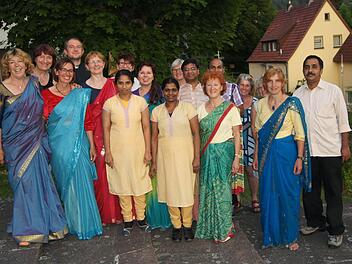 Im traditionellen Sari bewirtete der Freuneskreis die Gäste. Foto: privat