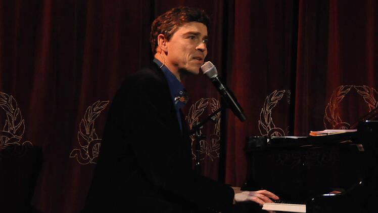 Henning Schmidtke ist genialer Musiker und Kabarettist, was er im Kurtheater bewies. Wenn er vom Leder zieht, bleibt kein Auge trocken. Foto: Peter Klopf