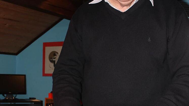 Er lässt sich schon in die Karten schauen, der Zauberkünstler Rudolf Konthur. Trotzdem erntet er bei seiner Show meist nur Staunen. Foto: R. Popp