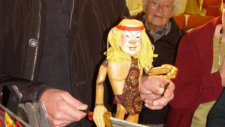 Zuschauer nutzten am Ende der Aufführung die Möglichkeit, "backstage" die Figuren-(Puppen) anzuschauen. Foto: B. Kempe-Wolf