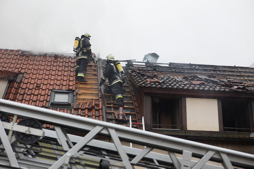 Brand in Doppelhaushälfte: Anderer Gebäudeteil in Mitleidenschaft gezogen - Bewohner leicht verletzt – Feuerwehr muss Dachstuhl öffnen, um Glutnester zu bekämpfen