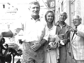Hollywood-Star Brad Harris (links) zu Gast auf dem Rathausbalkon - begrüßt von Coburgs OB Karl-Heinz Höhn (rechts).Foto:CT-Archiv/Frank Schulz