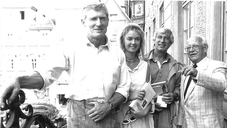 Hollywood-Star Brad Harris (links) zu Gast auf dem Rathausbalkon - begrüßt von Coburgs OB Karl-Heinz Höhn (rechts).Foto:CT-Archiv/Frank Schulz
