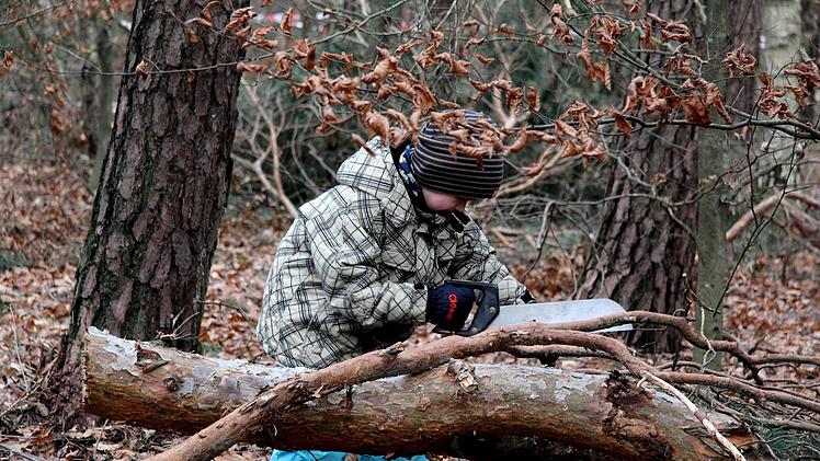 Nach einer Einweisung durften die Kinder mit der Säge arbeiten.Richard Sänger