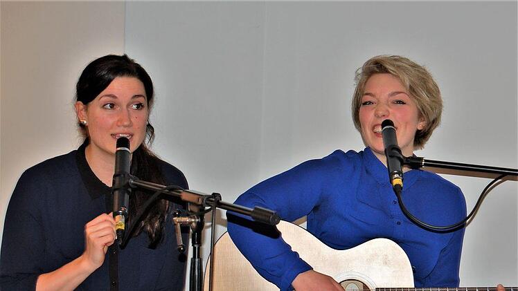Maura Porrmann (links) und Hannah Silberbach überzeugten mit jugendlich-frechem und spritzigem Programm. Foto: Sigismund von Dobschütz