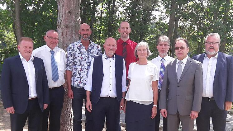 Bürgermeister Matthias Klement (von links), Rektor Norbert Paul, Saaletal-Schule, Karl-Heinz Deublein, Personalratsvorsitzender, Wolfgang Wittmann, Konrektor Georg Göbel, Barbara Wittmann, Pfarrer Stefan Bonawitz, Schulrat Harald Bötsch, Gerhard Bless, ULLV Vorsitzender und Bezirkspersonalrat beim Abschied von Wolfgang Wittmann. Foto: Hartmut Hessel